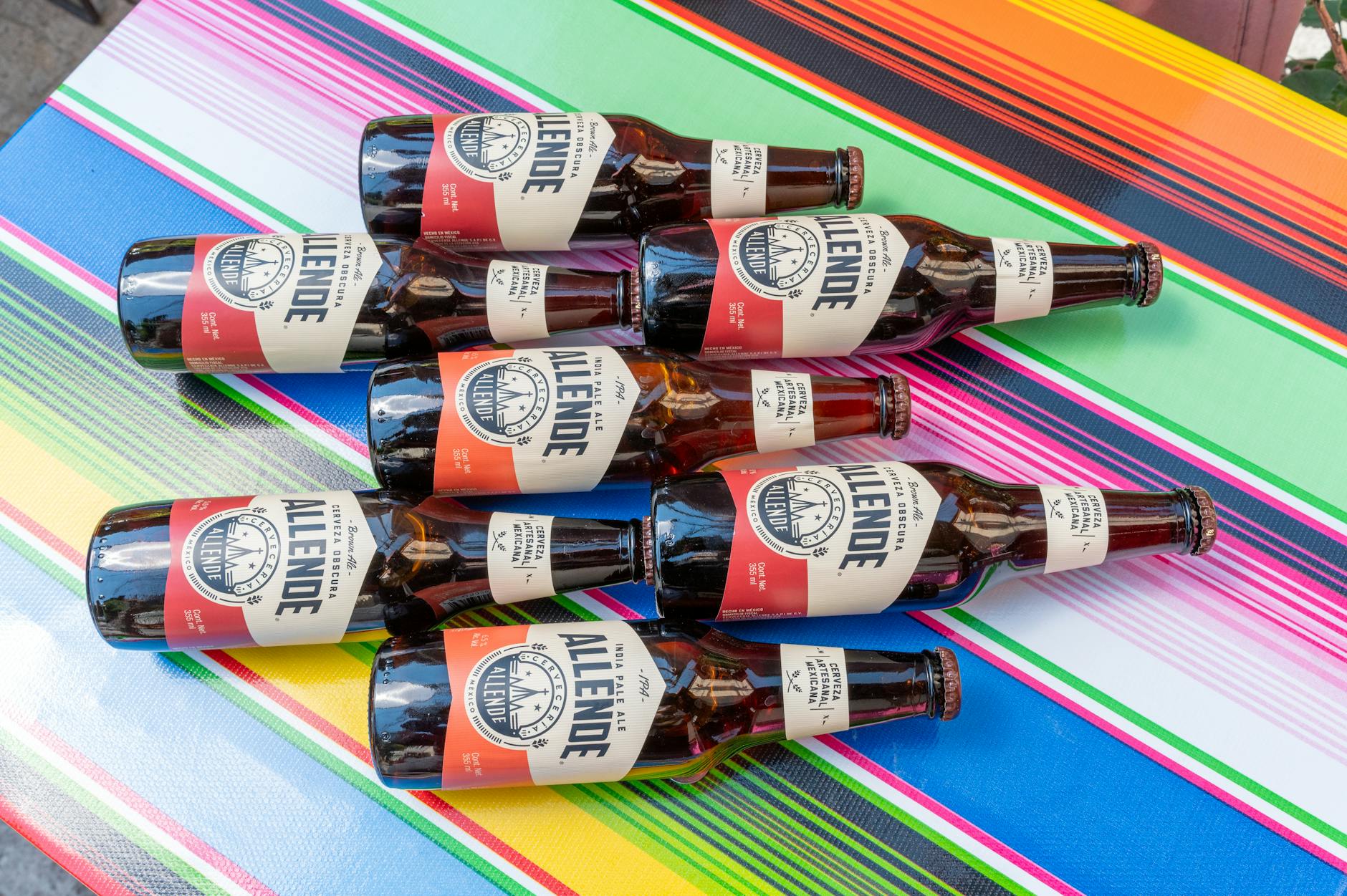 Butelki piwa rzemieślniczego na kolorowym meksykańskim obrusie