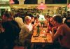 7 najczęstszych błędów popełnianych na festiwalach piwa, które psują zabawę Goście rozmawiający przy drinkach w tętniącej życiem restauracji